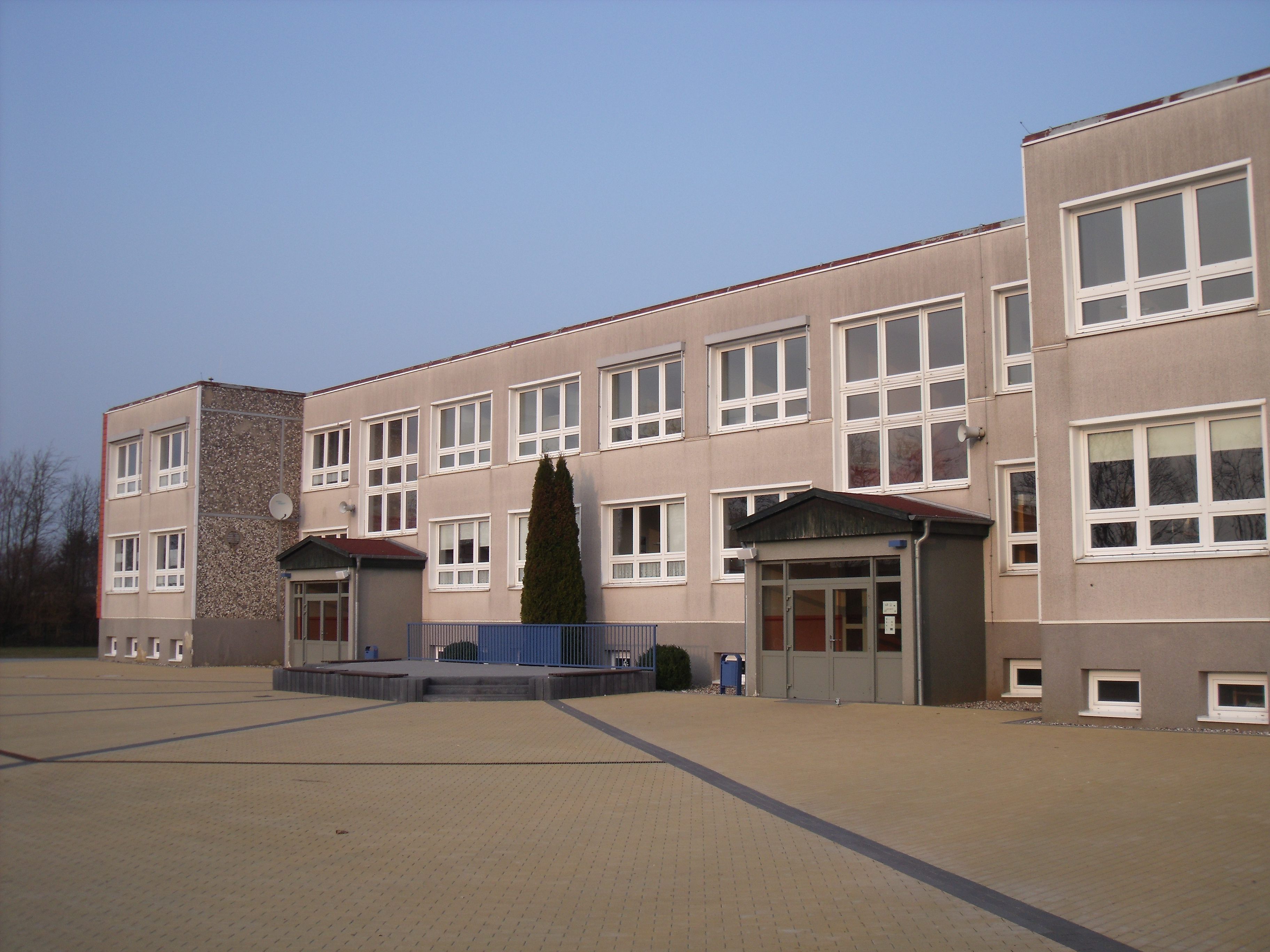 Schulgebäude in Zehna, Rückansicht